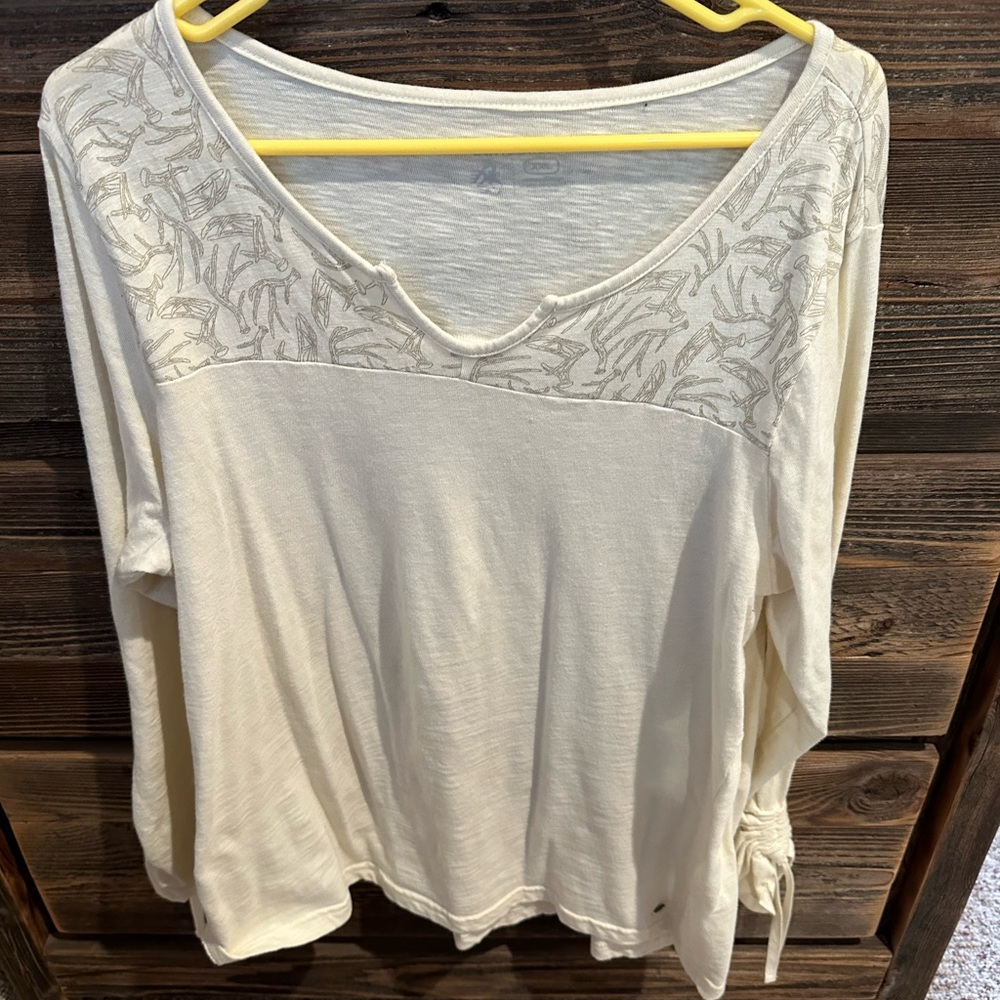 Legendary Whitetails XXL cream colored top with antler design - NWOT